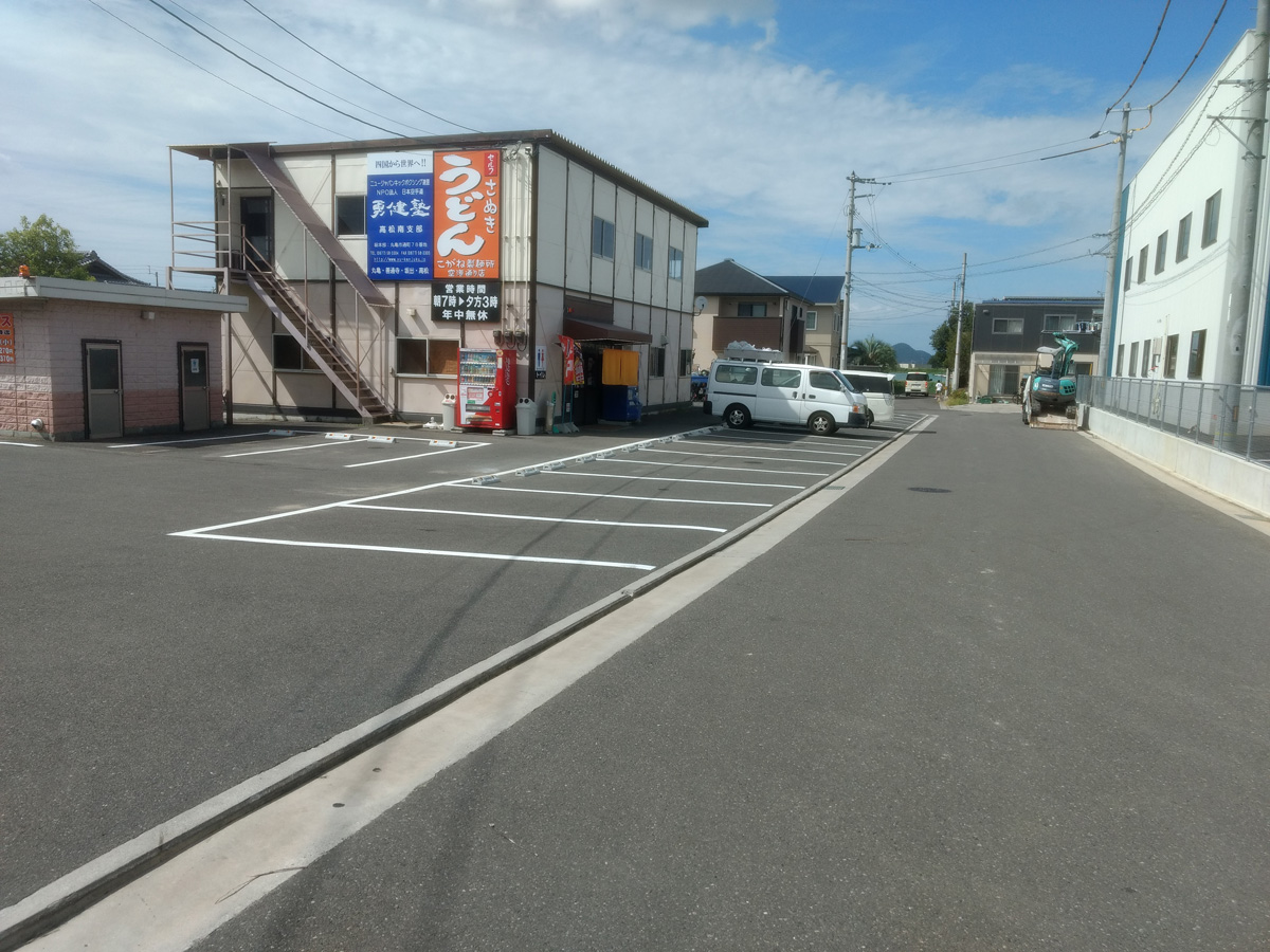 こがね製麺所空港通り店様駐車場の白線引き・アスファルト舗装工事