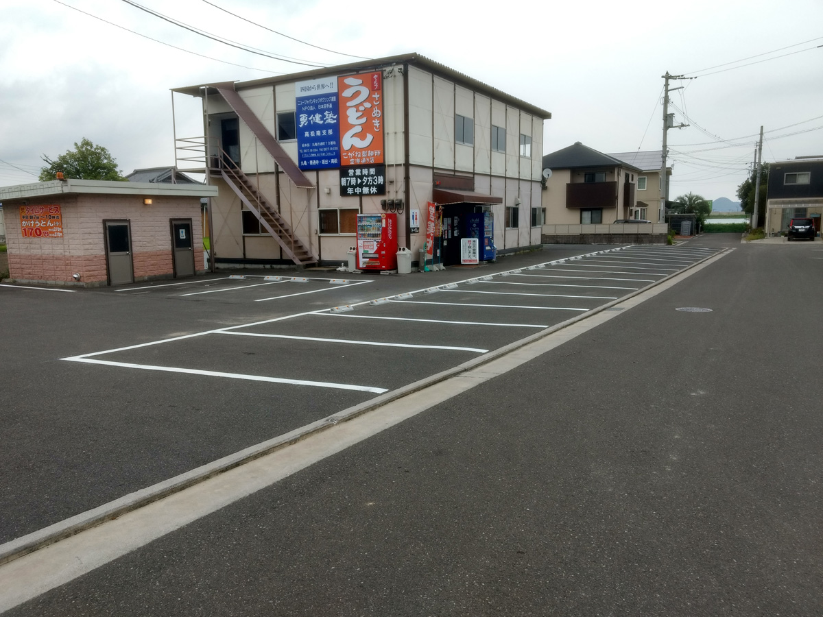 こがね製麺所空港通り店様駐車場の白線引き・アスファルト舗装工事