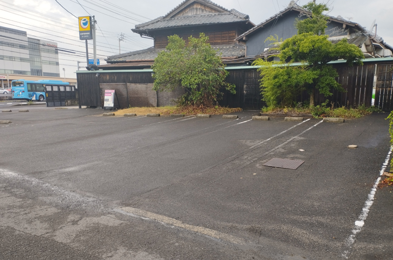 ぴこぴこ精肉店春日様の駐車場の白線、ライン引き直し工事