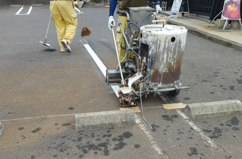 ぴこぴこ精肉店春日様の駐車場の白線、ライン引き直し工事