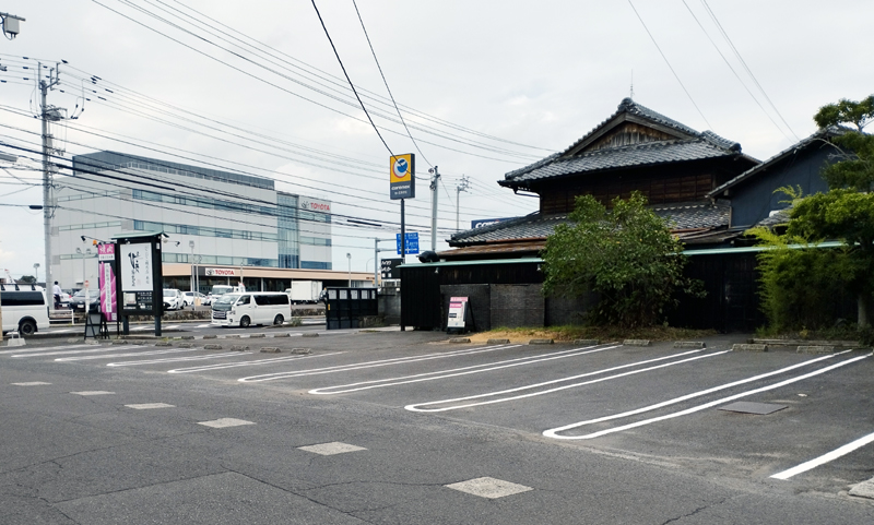 ぴこぴこ精肉店春日様の駐車場の白線、ライン引き直し工事