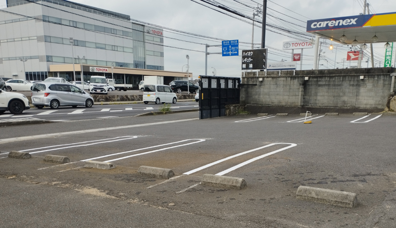 ぴこぴこ精肉店春日様の駐車場の白線、ライン引き直し工事