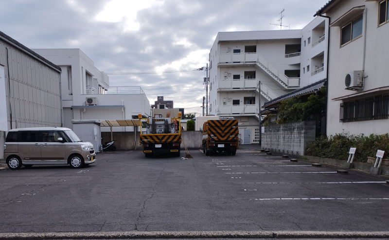 駐車場の白線引き直し、区画番号の設置工事