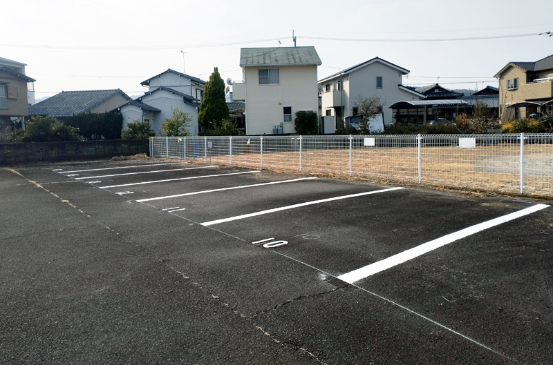 駐車場のライン引き直し、駐車番号の設置工事