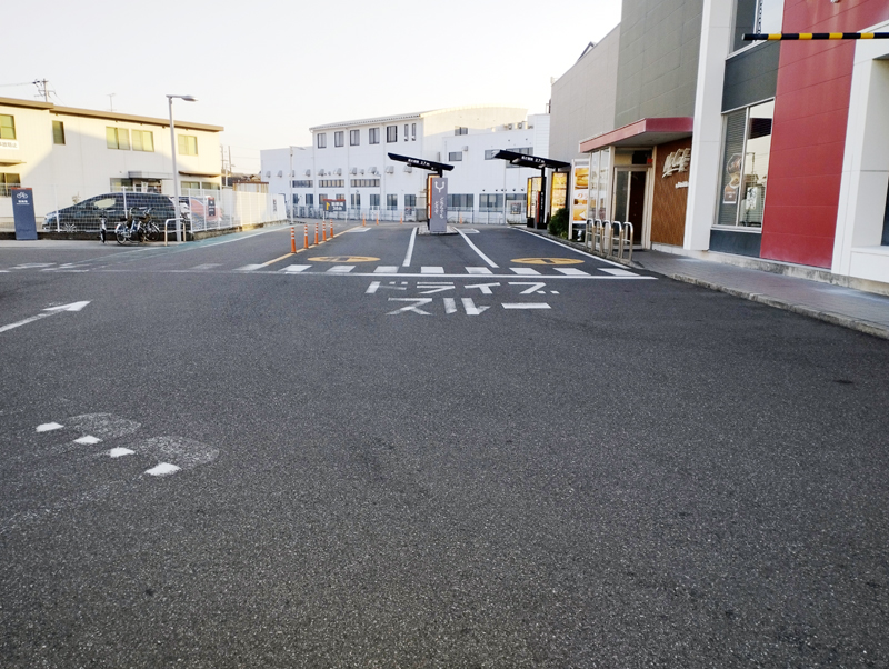 店舗駐車場のライン引き、横断歩道、ドライブスルー文字