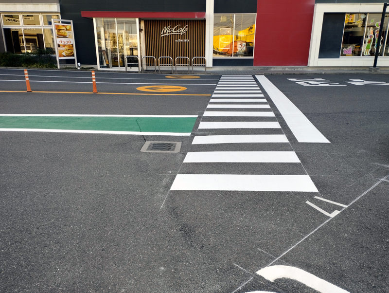 店舗駐車場のライン引き、横断歩道、ドライブスルー文字