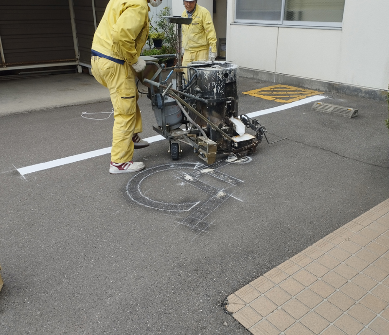 病院駐車場の白線の引き直し・アスファルト舗装工事